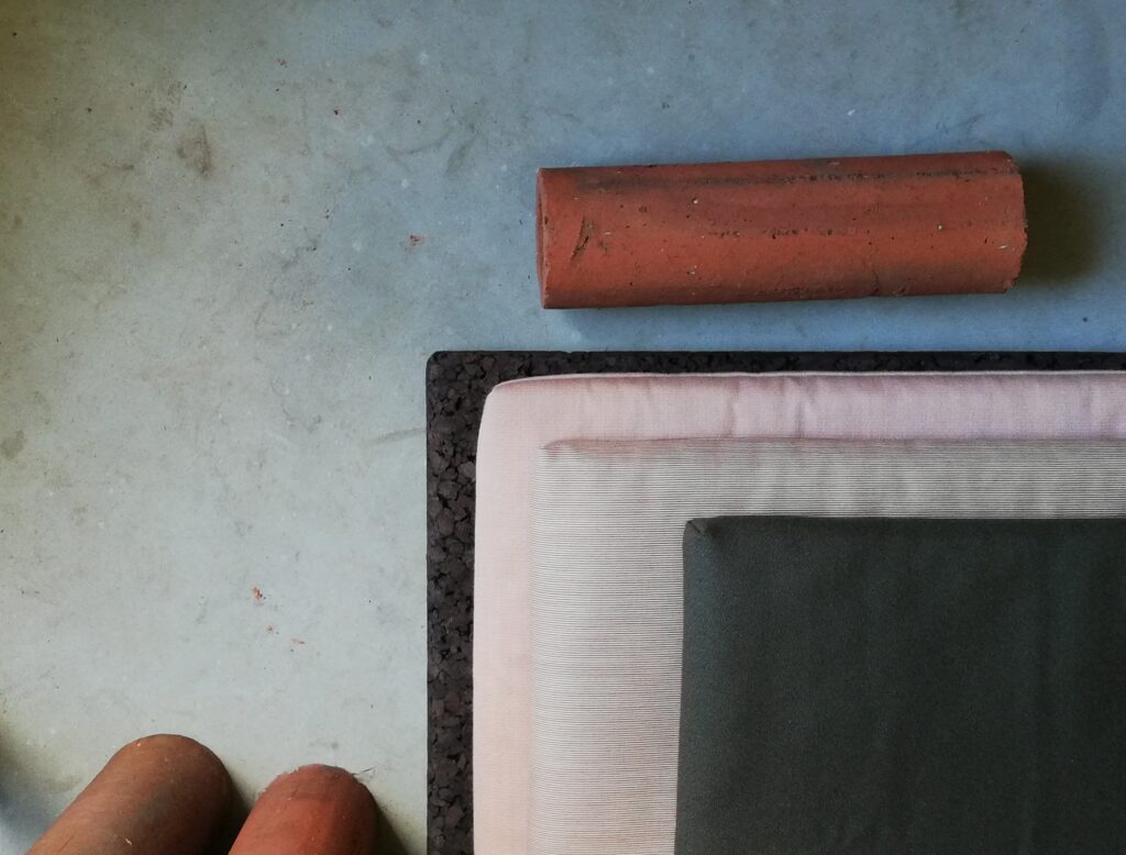 Japansk zabuton som underlag for meditation og mindfulness når du sidder på gulvet. Skåner dine knæ.