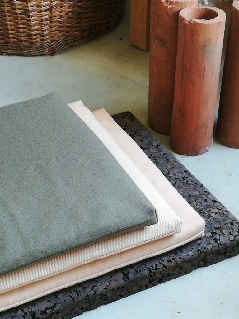 Japansk zabuton som underlag for meditation og mindfulness når du sidder på gulvet. Skåner dine knæ.