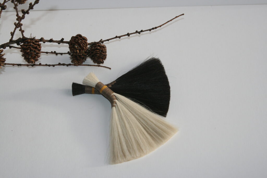 sansebørste til wellness og sansestimulering. Brug den i ansigtet, på hals og arme, og din krop vil belønne dig med at frigive kærlighedshormonet, Oxytocin.